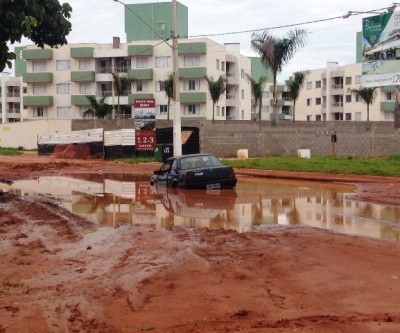 Morador do Jardim Alvorada fica revoltado e abandona veículo em poça d’água 