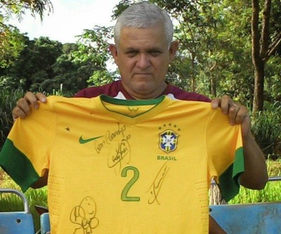 Projeto social faz lançamento oficial de ônibus e promove rifa de camisa da seleção autografada