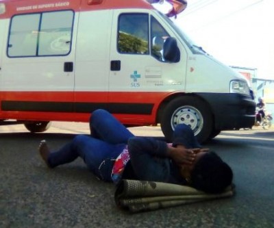 Ciclista é socorrida pelo SAMU após sofrer acidente de trânsito 