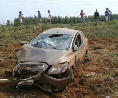 Após acidente, traficantes abandonam carro com arma e drogas 