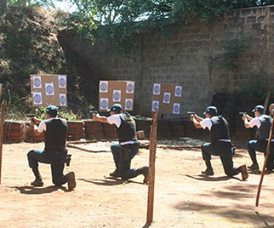 Em aulas de tiros, futuros policiais treinam com pistolas .40, espingardas e fuzil 556 