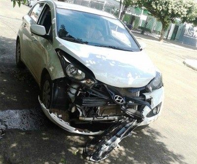 HB 20 fica com a frente destruída após acidente no bairro Interlagos