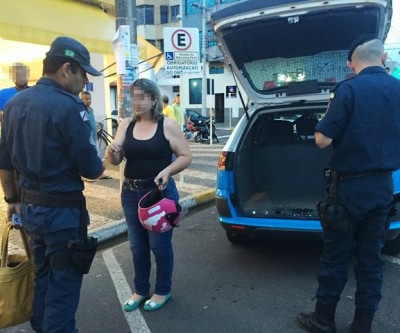 Agente de saúde presa em loja disse que praticou o crime para salvar o filho 
