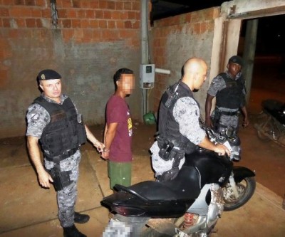 ROTAI recupera moto furtada e detém dois por receptação e posse de entorpecentes 