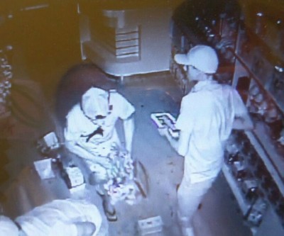 Loja de chocolates é invadida na madrugada; câmeras registraram a ação do bando 