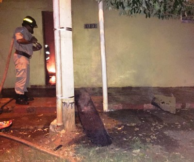 Bombeiros são chamados para apagar fogo em residência no Paranapungá 