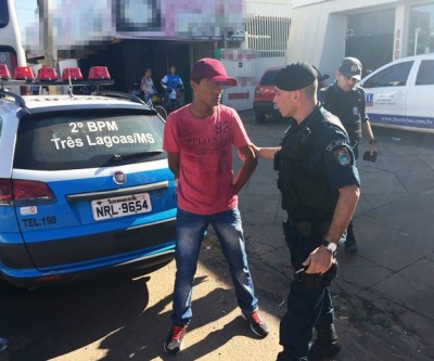 Mãe de usuário denuncia traficante que é preso quando embarcava para o Distrito de Arapuá