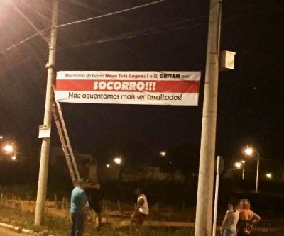 Cansados de serem assaltados, moradores colocam faixa em poste e pedem “socorro”