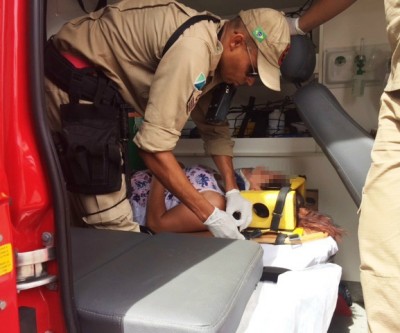 Mulher em moto bate em ônibus que invadiu preferencial no Santos Dumont II 