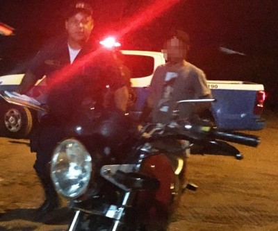 Capacete levantado na cabeça de pintor gera abordagem e prejuízos ao piloto 