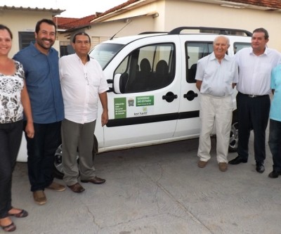 Eduardo Rocha entrega veículo e equipamentos para Grupo da Fraternidade