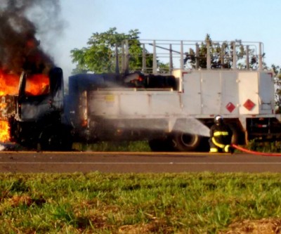 Caminhão de empresa de celulose pega fogo na BR -158