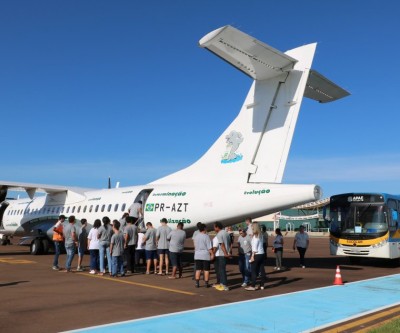 Parceria entre Prefeitura e empresa leva alunos da APAE para conhecer aeronave