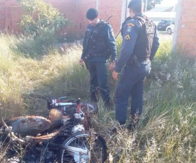  Moto Honda C100 é encontrada queimada em terreno baldio no Nova Três Lagoas 