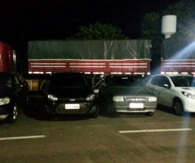 Carretas com cigarros e “batedores” são presos e trazidos até a PF de Três Lagoas 