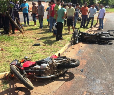 Colisão violenta entre motos deixa três pessoas feridas no Santos Dumont 