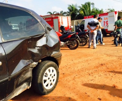 Motociclista fica ferido em acidente com Fiat Pálio 