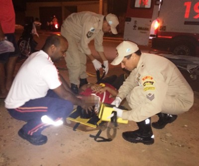Para-choque de carro é arrancado em colisão com moto no bairro Vila Haro 