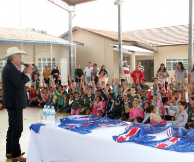 Prefeitura entrega novos uniformes aos alunos da Rede Municipal de Ensino