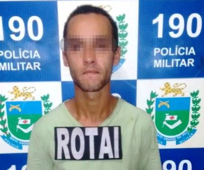 Recém-saído do presídio, jovem briga com irmão por ter conquistado mais roupas e dinheiro  
