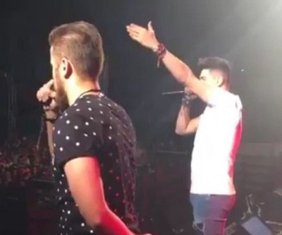 Zé Neto e Cristiano se irritam com fã que arremessou  “bombinha” em palco 