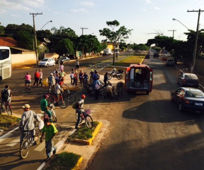 Aluna de escola é atingida por moto carregada com gás e água 