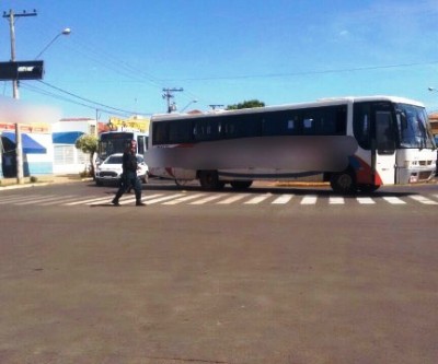 Ônibus quebrado mobiliza equipe de trânsito da Polícia Militar 