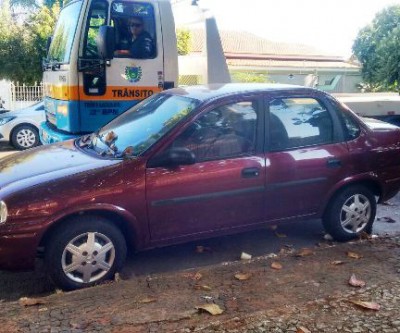 Carro abandonado no bairro Lapa é levado ao pátio do DETRAN 