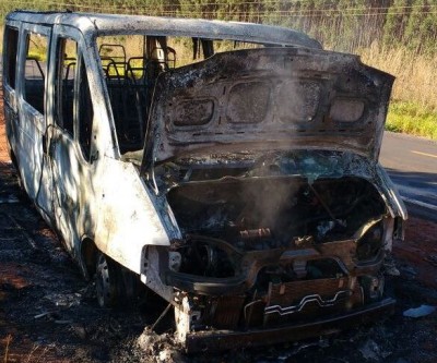 Van pega fogo na BR-262 em Três Lagoas 