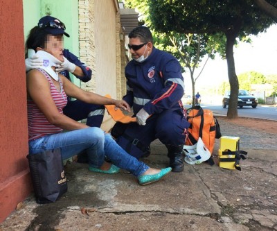 Doméstica é atropelada por moto quando seguia para o trabalho 