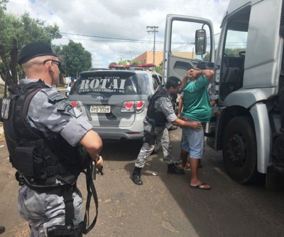 Carreteiro é preso após crime de desobediência; ROTAI auxiliou na abordagem 