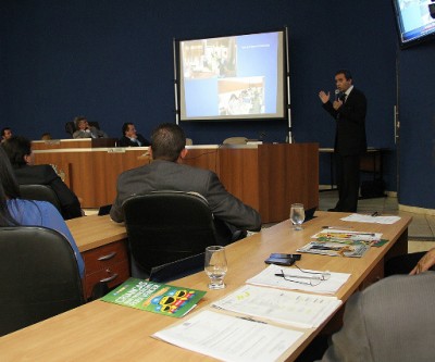 Médico apresenta centro de tratamento oncológico infantil durante sessão da Câmara