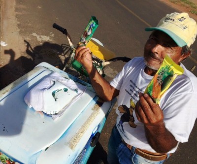Vendedor de picolés dá exemplo e agradece pelo emprego honesto e digno que possui 