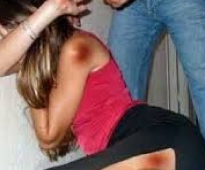 Marido espanca esposa com socos e tapas e 'culpa' suposta traição