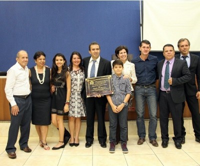 Emoção e reconhecimento durante homenagem a médico