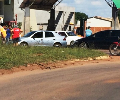 Leitor flagra acidente em rotatória de movimentada avenida de Três Lagoas 
