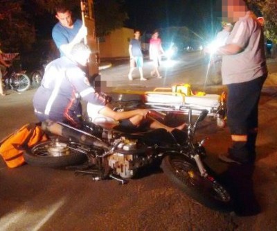 Ao desviar de buraco na rua, motociclista bate na lateral de Hyundai HB20