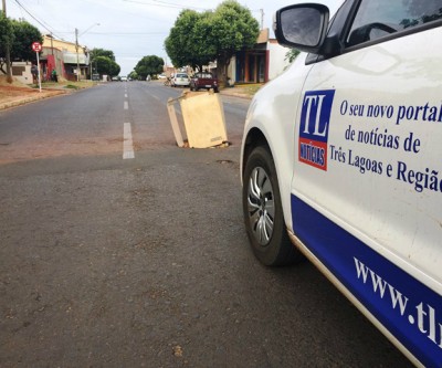 Como forma de protesto, moradores colocam “tanquinho” em buraco para sinalizar a via 