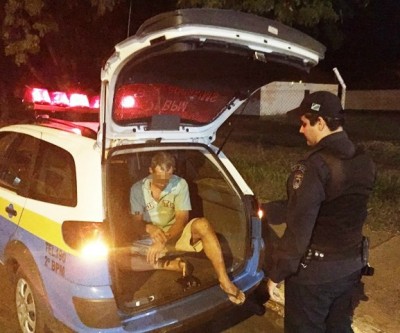 Após beber todas vendo jogo pela TV, motorista sai de bar, bate o carro e acaba preso 