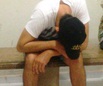 Jovem bebe todas e dorme dentro do carro ao lado do batalhão da Polícia Militar 