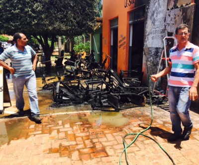 Polícia vai investigar se incêndio em tapeçaria era para atingir ônibus 
