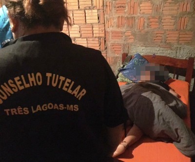 Jovem de 20 anos é flagrado dormindo com jovem de 14 em residência no Jd. Brasília 