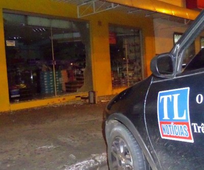 Loja de calçados no Centro é invadida na madrugada após bandidos quebrarem a vitrine 