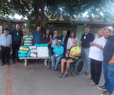 Grupo Gestor do Hospital Auxiliadora entrega fraldas geriátricas ao Lar dos Idosos