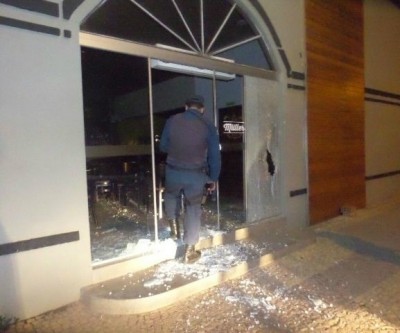 Mais um comércio é alvo de vândalos durante a madrugada 