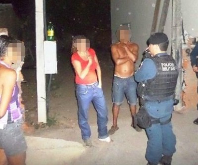 Ao chegar do trabalho mais cedo, mulher “pega” marido em pleno ato sexual com amante 