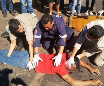 Motociclista fica gravemente ferido ao bater em caminhão pipa 