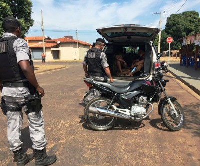 Após fuga pelo bairro São João, jovens que estavam em moto são abordados no Parque São Carlos 