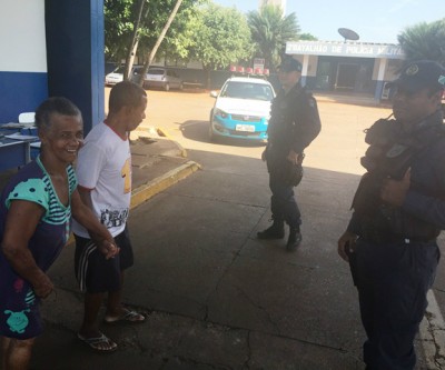 PM ajuda casal de idosos perdidos a reencontrar sua família na manhã deste sábado 