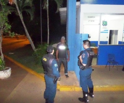 Assaltantes da “moto preta” praticam mais um roubo na madrugada deste sábado 
